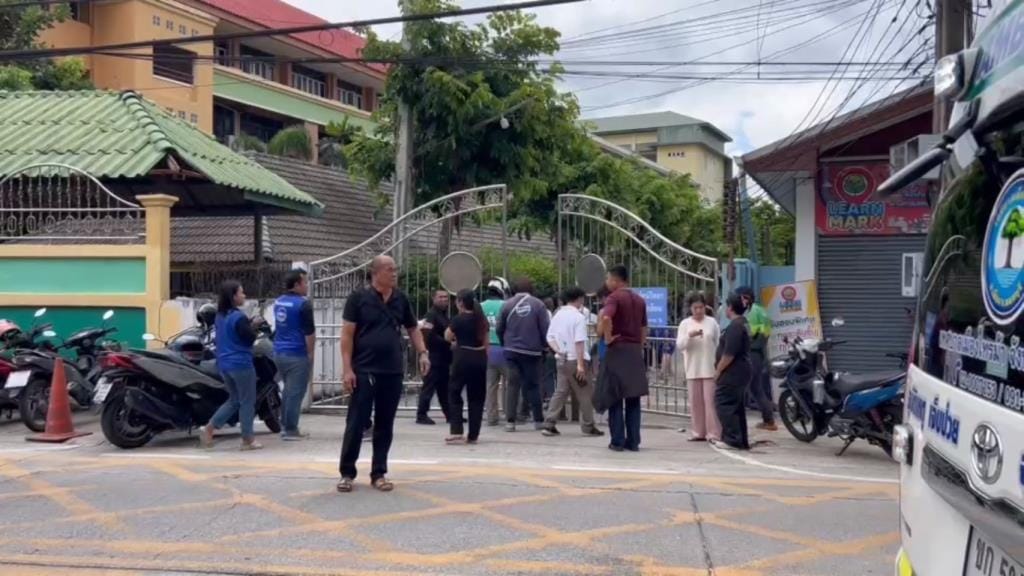 悲痛！遇难教师家属痛哭失声，高二学生讲述逃生瞬间。暖武里校园枪击案凶嫌已身亡