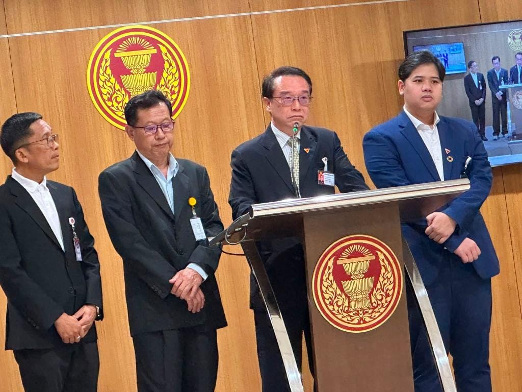 阿努颂解释对敏昂莱高呼和平口号一事，称因被禁止递交信函，抨击政府为沾血独裁者铺设红毯，并计划探视昂山素季
