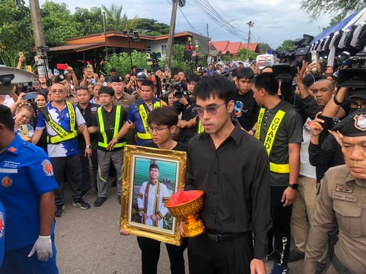 （视频）泪目！数千名亲属与粉丝迎接Hlun Solo遗体回乡 祖母悄然独处屋内不敢相见 无法接受白发送黑发