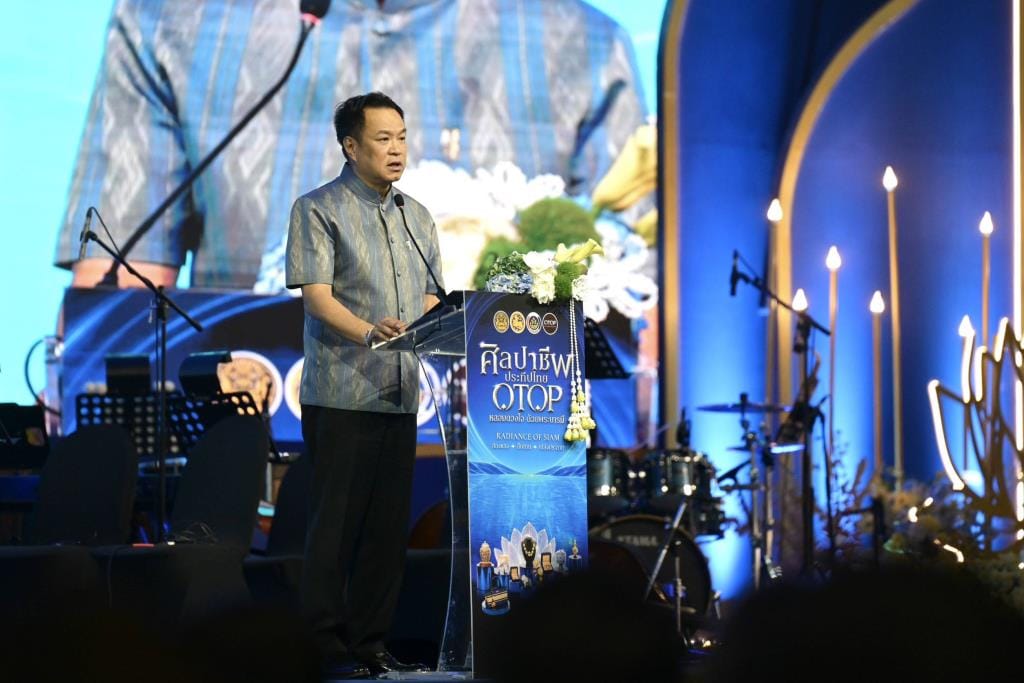 总理主持开幕"手工艺之光·泰国OTOP——以皇恩凝聚人心"展会，强调此为生产者与经营者的重要里程碑