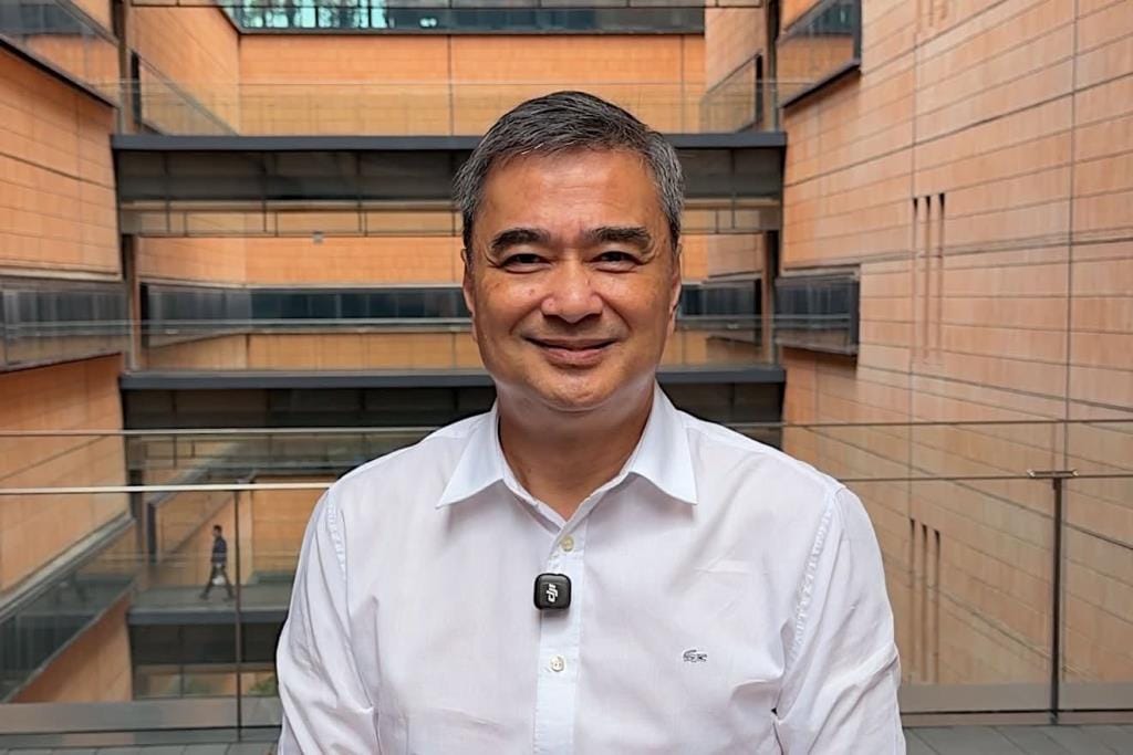 阿披实已与猜查纳谈过掌掴副警察局长事件 请求时间核查事实 党秘书长称放手交由案件程序处理 强调不袒护犯错者
