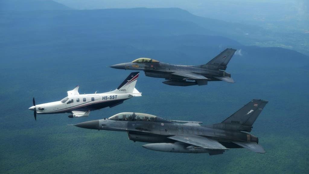 阿努廷驾驶私人飞机，F-16护航降落第1联队，颁布五大政策增强空军战力，接受F-16臂章，呼号"米奇"