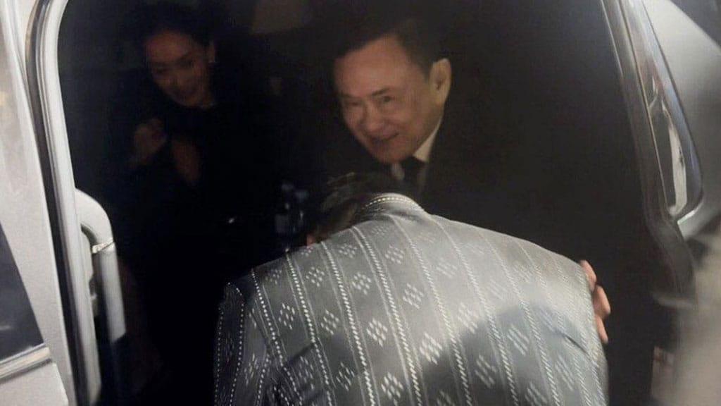 阿努廷跪拜他信膝前送他上车，此前出席Kriang诵经祈福仪式并共进晚餐