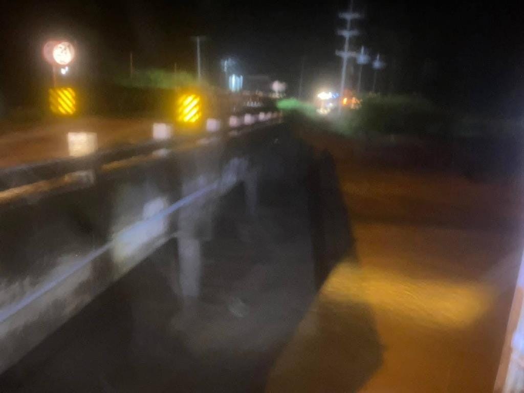 【视频】108号公路大乱！暴雨引发山洪，冲垮贝雷桥桥台下沉、桥墩消失，被迫封闭夜丰颂—迈萨良—霍德路段