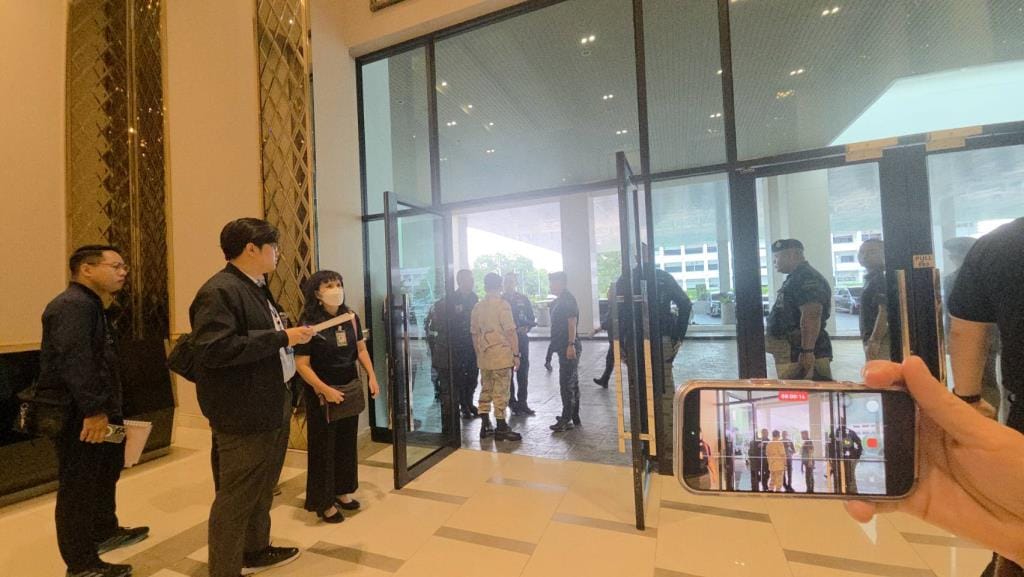 总理紧急召开安全会议后飞赴楠府与乌汶府，跟进洪涝灾情并慰问排雷受伤士兵