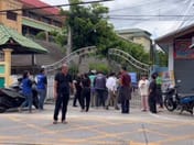 悲痛！遇难教师家属痛哭失声，高二学生讲述逃生瞬间。暖武里校园枪击案凶嫌已身亡