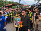 (视频)泪目!数千名亲属与粉丝迎接Hlun Solo遗体回乡 祖母悄然独处屋内不敢相见 无法接受白发送黑发