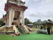 寺庙备好逾2,000把椅子迎接明日送别哈伦·索洛的民众,哀思浪潮带动颂德县经济,花圈订单爆量供不应求