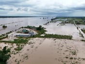 （视频）湄公河水位暴涨淹没班澎！逾30户民宅进水、逾1,000莱农地受灾，猎兵部队紧急协助居民