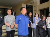 总理宣布携枪出门一律违法,公务执行职务人员除外;对妻子持枪一事直呼不知情;告知随行人员若非执行职务警察则各自负责