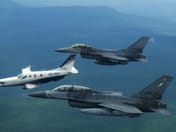 阿努廷驾驶私人飞机，F-16护航降落第1联队，颁布五大政策增强空军战力，接受F-16臂章，呼号"米奇"