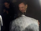 阿努廷跪拜他信膝前送他上车，此前出席Kriang诵经祈福仪式并共进晚餐