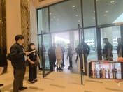 总理紧急召开安全会议后飞赴楠府与乌汶府,跟进洪涝灾情并慰问排雷受伤士兵