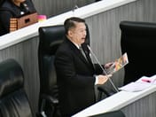 布雷医生解剖ThaiPBS：每年20亿预算是否物有所值？质疑"领取包干车费却使用公车"问题，关注以特定方式采购及委托外包制作节目