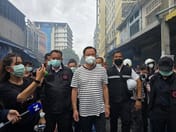 阿努廷视察空同中心火灾现场 警告民众防范化学品烟雾 严密监控剩余货物 吁勿趁火打劫落井下石