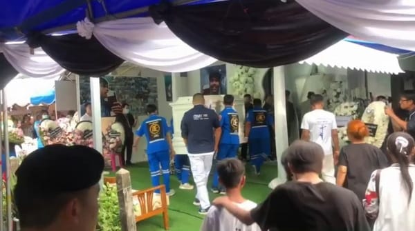 （视频）泪目！数千名亲属与粉丝迎接Hlun Solo遗体回乡 祖母悄然独处屋内不敢相见 无法接受白发送黑发