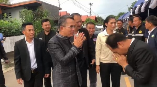（视频）泪目！数千名亲属与粉丝迎接Hlun Solo遗体回乡 祖母悄然独处屋内不敢相见 无法接受白发送黑发