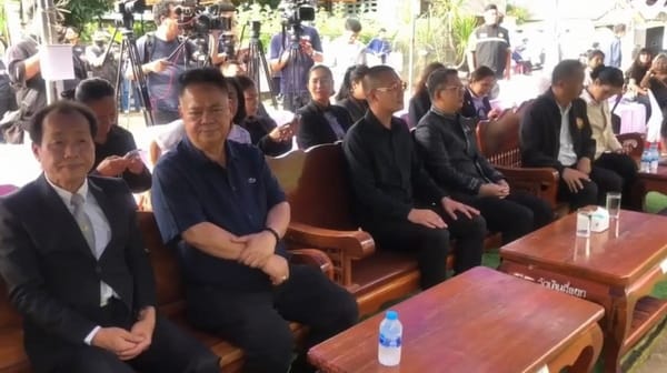 （视频）泪目！数千名亲属与粉丝迎接Hlun Solo遗体回乡 祖母悄然独处屋内不敢相见 无法接受白发送黑发