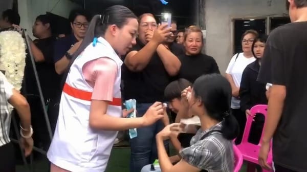（视频）泪目！数千名亲属与粉丝迎接Hlun Solo遗体回乡 祖母悄然独处屋内不敢相见 无法接受白发送黑发