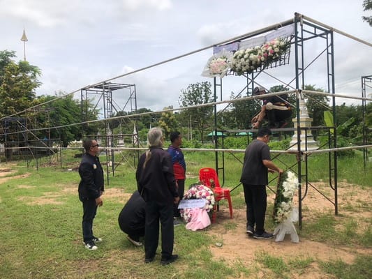 寺庙备好逾2,000把椅子迎接明日送别哈伦·索洛的民众，哀思浪潮带动颂德县经济，花圈订单爆量供不应求