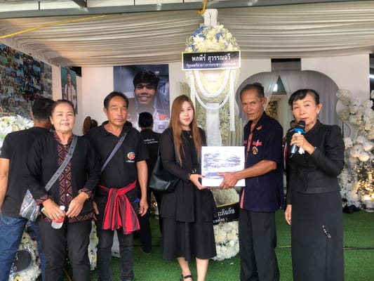 寺庙备好逾2,000把椅子迎接明日送别哈伦·索洛的民众，哀思浪潮带动颂德县经济，花圈订单爆量供不应求
