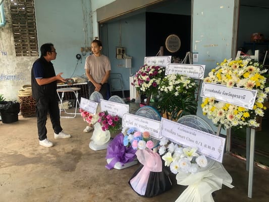 寺庙备好逾2,000把椅子迎接明日送别哈伦·索洛的民众，哀思浪潮带动颂德县经济，花圈订单爆量供不应求