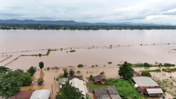 （视频）湄公河水位暴涨淹没班澎！逾30户民宅进水、逾1,000莱农地受灾，猎兵部队紧急协助居民