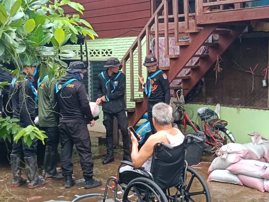 （视频）湄公河水位暴涨淹没班澎！逾30户民宅进水、逾1,000莱农地受灾，猎兵部队紧急协助居民