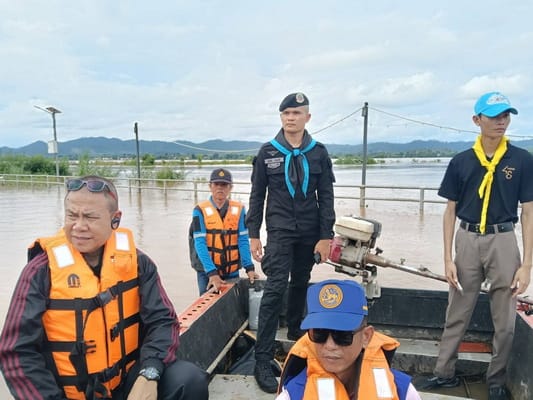 （视频）湄公河水位暴涨淹没班澎！逾30户民宅进水、逾1,000莱农地受灾，猎兵部队紧急协助居民