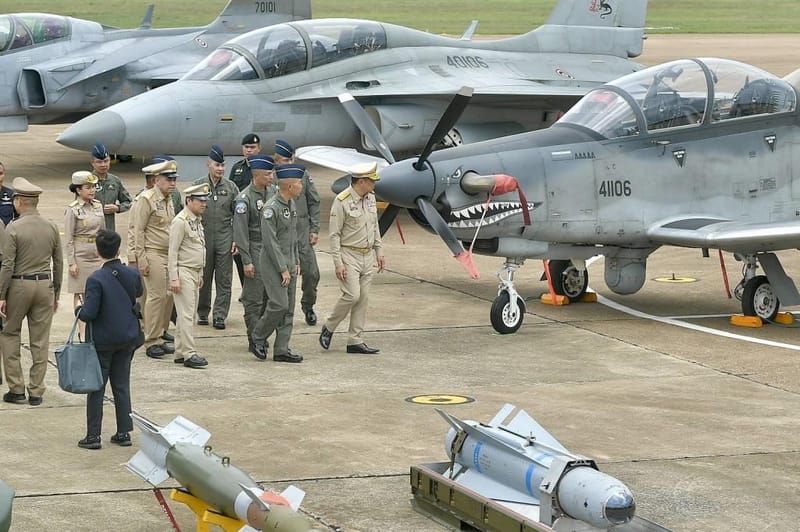 阿努廷驾驶私人飞机，F-16护航降落第1联队，颁布五大政策增强空军战力，接受F-16臂章，呼号"米奇"