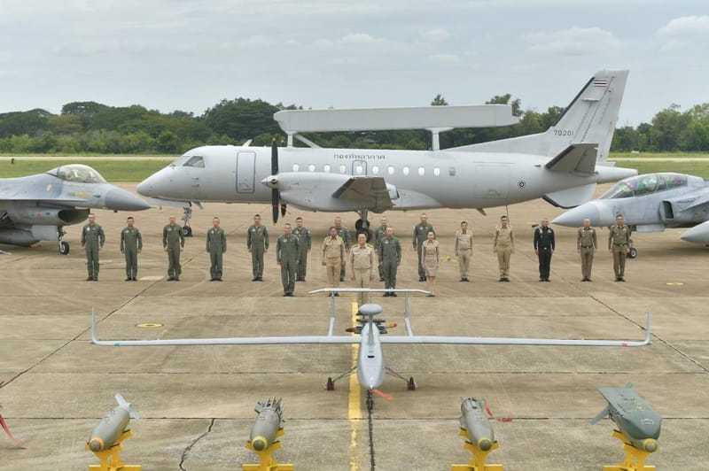 阿努廷驾驶私人飞机，F-16护航降落第1联队，颁布五大政策增强空军战力，接受F-16臂章，呼号"米奇"