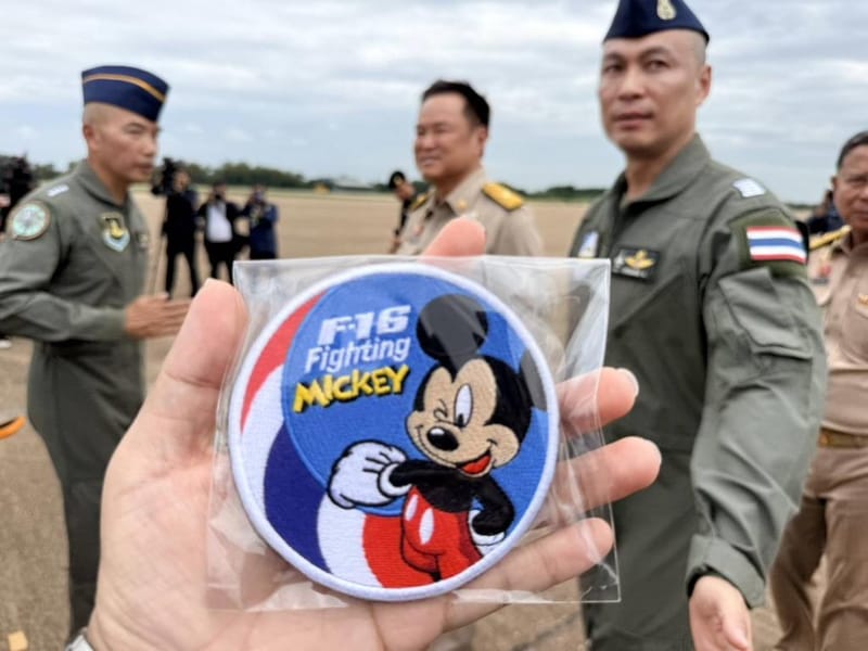 阿努廷驾驶私人飞机，F-16护航降落第1联队，颁布五大政策增强空军战力，接受F-16臂章，呼号"米奇"