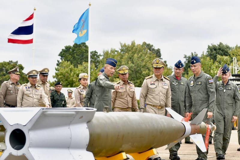 阿努廷驾驶私人飞机，F-16护航降落第1联队，颁布五大政策增强空军战力，接受F-16臂章，呼号"米奇"