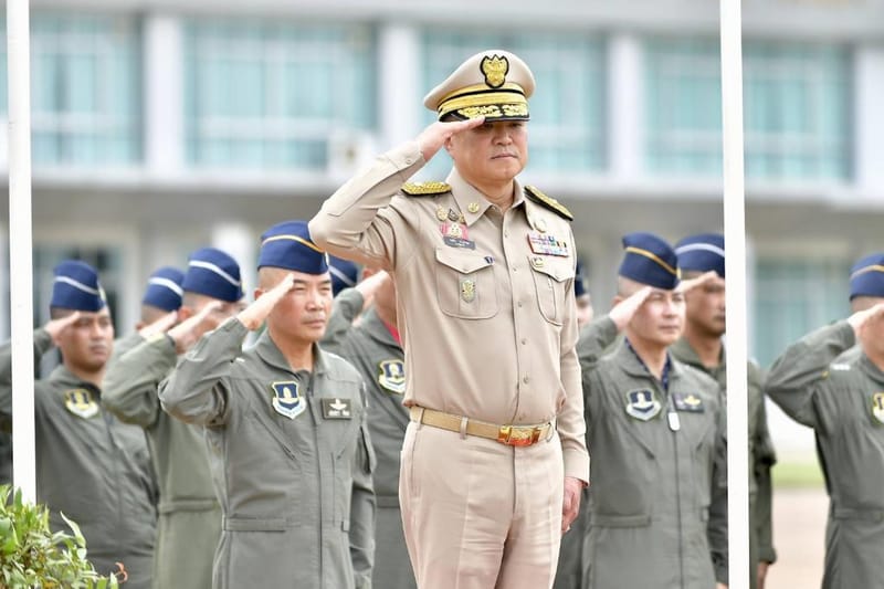 阿努廷驾驶私人飞机，F-16护航降落第1联队，颁布五大政策增强空军战力，接受F-16臂章，呼号"米奇"