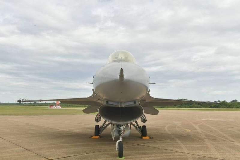 阿努廷驾驶私人飞机，F-16护航降落第1联队，颁布五大政策增强空军战力，接受F-16臂章，呼号"米奇"