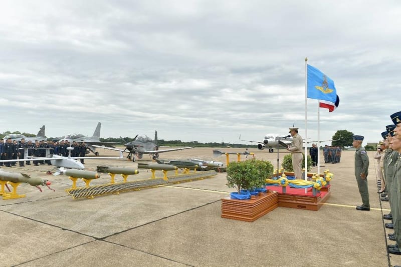 阿努廷驾驶私人飞机，F-16护航降落第1联队，颁布五大政策增强空军战力，接受F-16臂章，呼号"米奇"