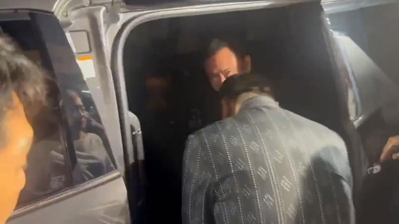 阿努廷跪拜他信膝前送他上车，此前出席Kriang诵经祈福仪式并共进晚餐