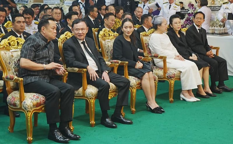 四位总理同桌共餐……阿努廷俯身跪拜他信膝前，折射出那扇从未真正关上的政治之门！