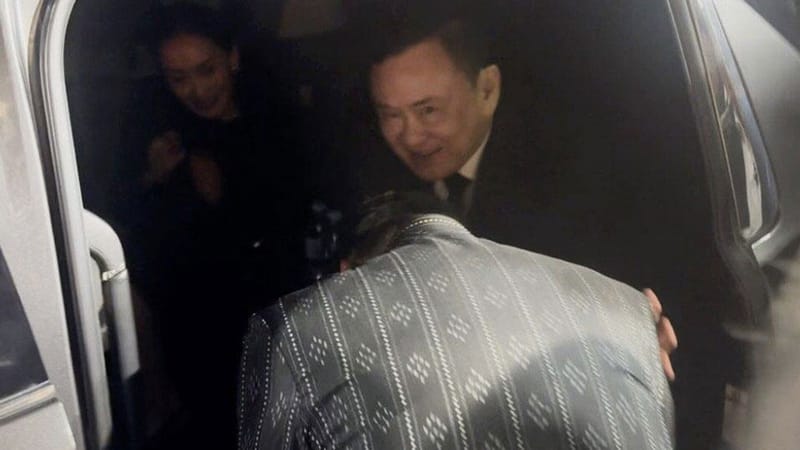 四位总理同桌共餐……阿努廷俯身跪拜他信膝前，折射出那扇从未真正关上的政治之门！