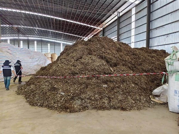 颂提博士指出泰国面临工业废料恶性循环：每年2200万吨，处置费用高昂，催生受雇非法弃置产业链