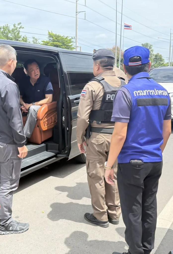 阿努廷未提前通知视察武里南府检查站，被警方要求搜查车辆，官员称总理车上未发现任何东西。但在一般检查中只查到毒品