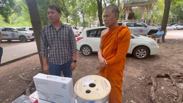 信众涌入援助阿敦雅兰山寺，捐赠监控摄像头守护寺院安全，更有信徒愿掏150万助寺院过户土地，但住持婉拒