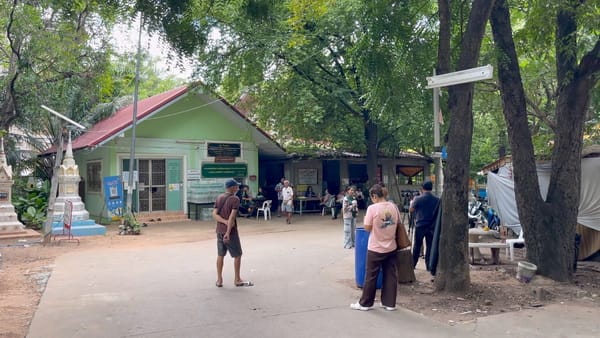 信众涌入援助阿敦雅兰山寺，捐赠监控摄像头守护寺院安全，更有信徒愿掏150万助寺院过户土地，但住持婉拒
