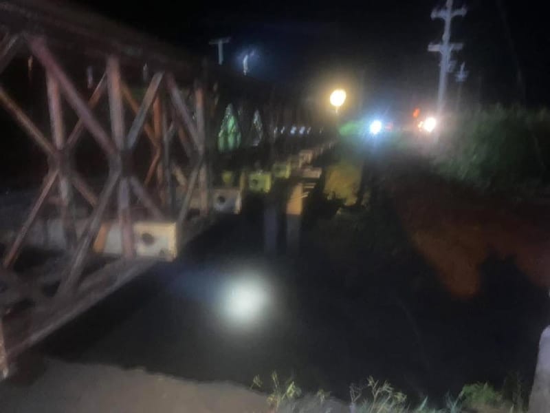 【视频】108号公路大乱！暴雨引发山洪，冲垮贝雷桥桥台下沉、桥墩消失，被迫封闭夜丰颂—迈萨良—霍德路段