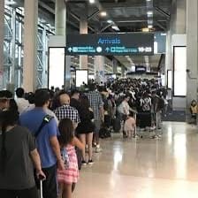 "素帕吉"出手解决素万那普瓶颈，增设自动通关闸门——指出问题卡在移民官员，此举究竟是治标还是到了彻底解决根本问题的时候
