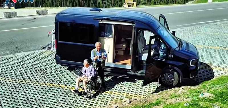 不愿在医院等死！中国69岁男子开车带偏瘫妻子游遍全国，践行昔日承诺