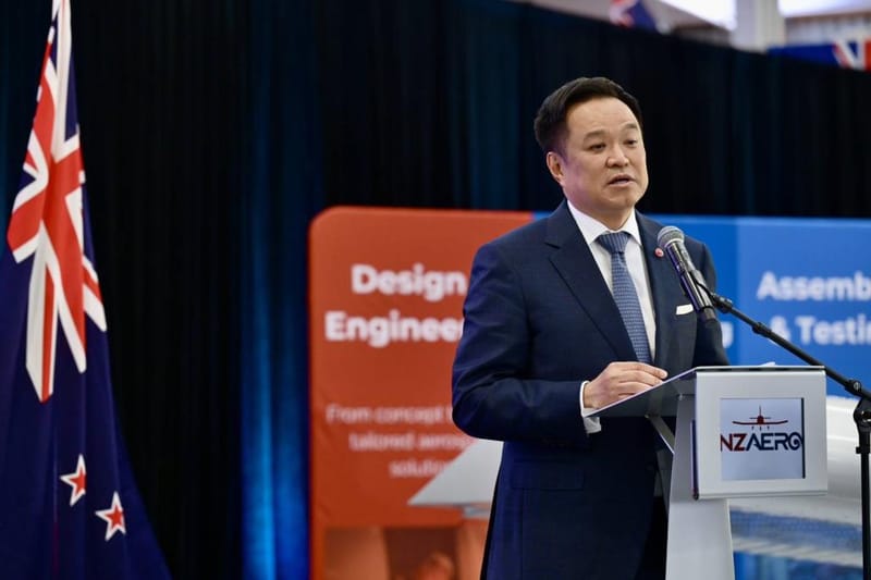 拉克森亲自陪同阿努廷参观NZAero，深化泰国与新西兰航空合作