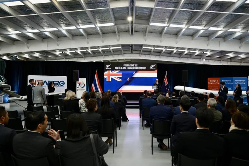 拉克森亲自陪同阿努廷参观NZAero，深化泰国与新西兰航空合作