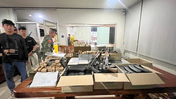 惊险！水警与海军追截运载战争武器快艇，查获AK-47及逾两万发子弹