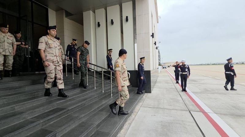 总理紧急召开安全会议后飞赴楠府与乌汶府，跟进洪涝灾情并慰问排雷受伤士兵